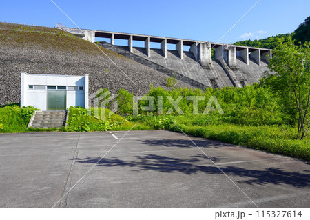 忠別ダム下流広場から見る忠別ダムの堤体(重力式コンクリートダム部分 忠別ダム下流広場から見る忠別ダムの堤体(重力式コンクリートダム部分 115327614