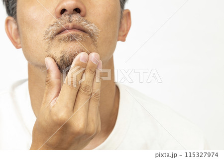 ヒゲを生やした男性　白バック 115327974