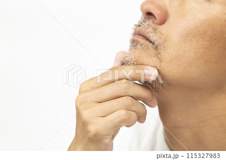 ヒゲを触る男性 横向き 白バック ヒゲを触る男性 横向き 白バック 115327983