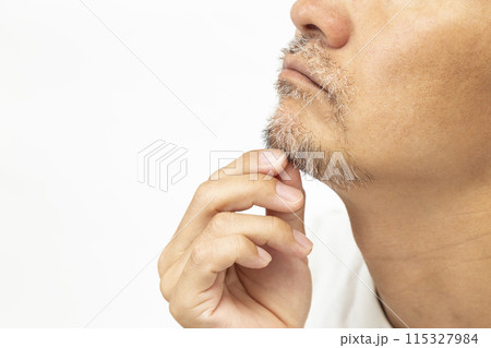 ヒゲを触る男性　横向き　白バック 115327984