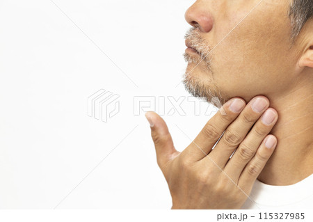 ヒゲを触る男性　横向き　白バック 115327985