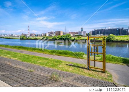 日本の横浜都市景観 6月。東急新横浜線　新綱島駅南口前の鶴見川などを望む＝8日 115328073