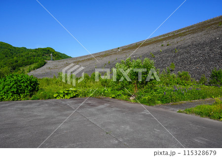 忠別ダム下流広場から見る忠別ダムの堤体(ロックフィルダム部分 忠別ダム下流広場から見る忠別ダムの堤体(ロックフィルダム部分 115328679