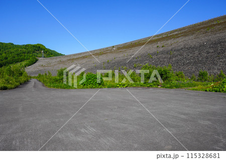 忠別ダム下流広場から見る忠別ダムの堤体(ロックフィルダム部分 忠別ダム下流広場から見る忠別ダムの堤体(ロックフィルダム部分 115328681