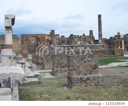 ヴェスヴィオ噴火で消えた古代遺跡、ポンペイ遺跡 ヴェスヴィオ噴火で消えた古代遺跡、ポンペイ遺跡 115328934