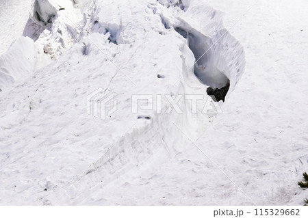 山の雪渓にできたクレバス 115329662