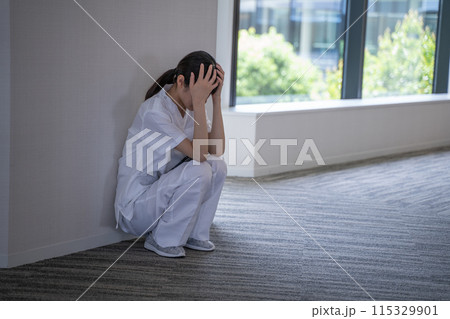 病院で落ち込む看護師 115329901