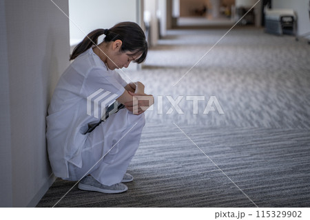 病院で落ち込む看護師 115329902