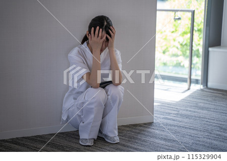 病院で落ち込む看護師 115329904