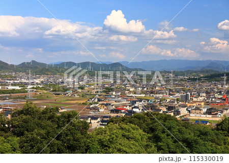【香川県】多くの鉄塔が並ぶ風景 【香川県】多くの鉄塔が並ぶ風景 115330019