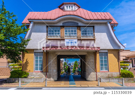 日本の東京都市景観 6月。田園調布駅の復元駅舎などを望む＝8日 115330039