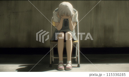 学校の教室の隅で一人で悩んでいる女子高生