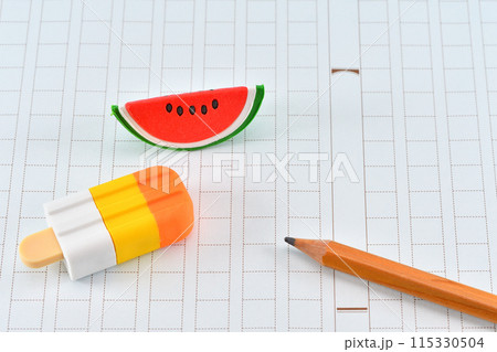 原稿用紙と夏の物で夏休みの宿題のイメージ 115330504