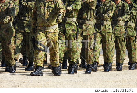行進する陸上自衛隊の隊員 行進する陸上自衛隊の隊員 115331279