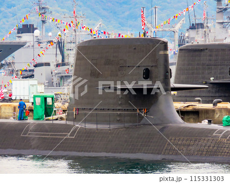 基地に停泊する海上自衛隊潜水艦のセイル 115331303