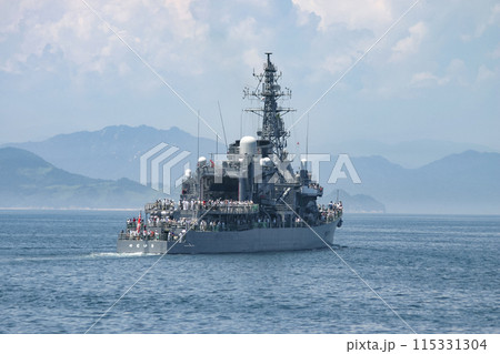 航行する海上自衛隊の護衛艦 航行する海上自衛隊の護衛艦 115331304