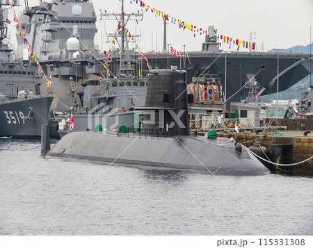 基地に停泊中の海上自衛隊潜水艦 115331308
