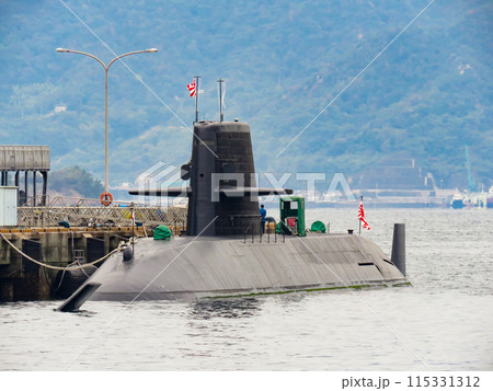 基地に停泊中の海上自衛隊潜水艦 基地に停泊中の海上自衛隊潜水艦 115331312