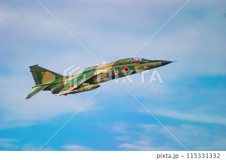 飛行展示を行う航空自衛隊の戦闘機 F-1 飛行展示を行う航空自衛隊の戦闘機 F-1 115331332
