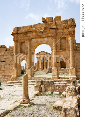 Arch of Antoninus Pius in Roman ancient city Sufetula in Sbeitla, Tunisia 115331572