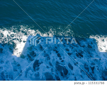 フェリー　礼文島～稚内(白波に映るフェリーの影) 115331788