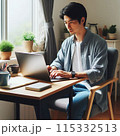 在宅勤務でパソコンを使って作業している日本人男性 115332513