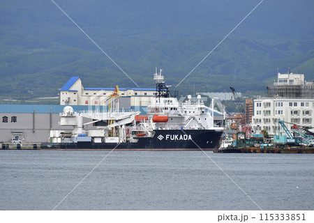 初夏の北海道函館市函館港に係留中のサルベージ船ポセイドン号の風景を撮影 115333851