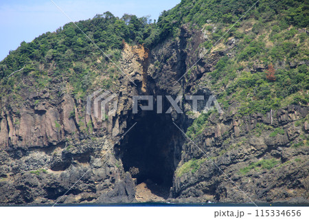 島根県松江市　加賀の潜戸（旧潜戸） 115334656