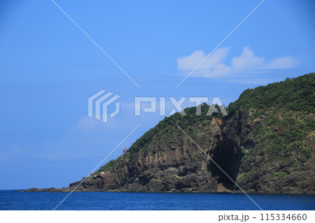 島根県松江市　加賀の潜戸（旧潜戸） 115334660