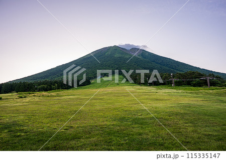 日本の鳥取県の大山の美しい風景 115335147