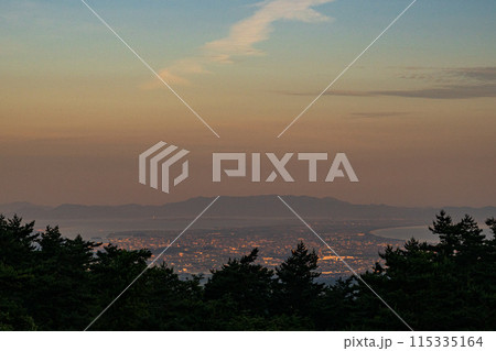 日本の鳥取県米子市の美しい夕景から夜景 115335164