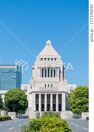 「東京都」青空と国会議事堂 115336040