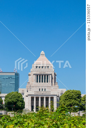 「東京都」青空と国会議事堂 115336057