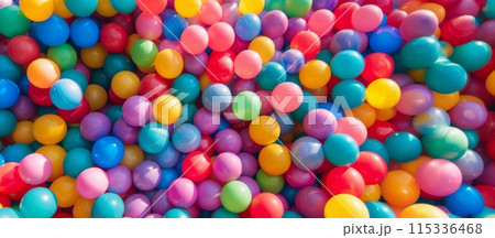 カラフルなボールの山 115336468