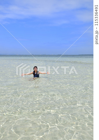 ビーチで遊ぶ女の子（フィリピン、ナルスアン島） 115336491