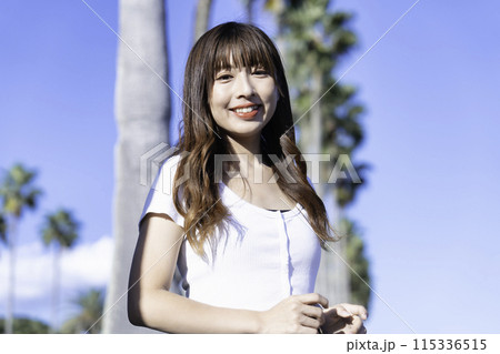 南国リゾートを観光する若い女性 南国リゾートを観光する若い女性 115336515