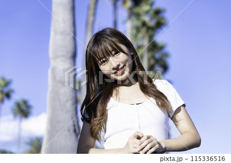 南国リゾートを観光する若い女性 115336516