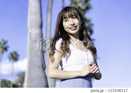 南国リゾートを観光する若い女性 南国リゾートを観光する若い女性 115336517