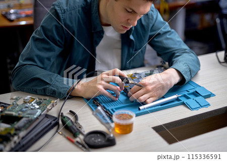 Repairs and diagnostics breakdowns of laptop in professional service center. 115336591