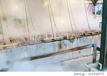 蒸し釜の蒸気 115336773