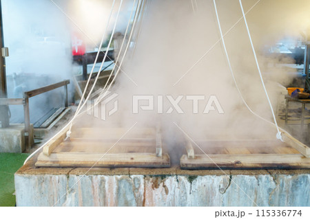 蒸し釜の蒸気 115336774