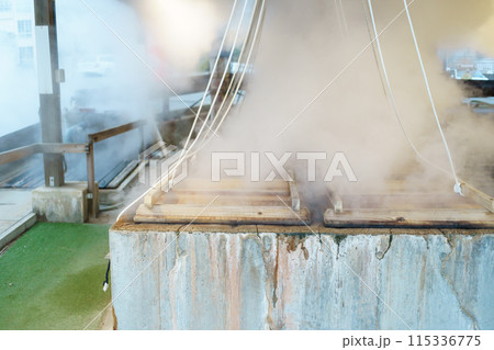 蒸し釜の蒸気 115336775