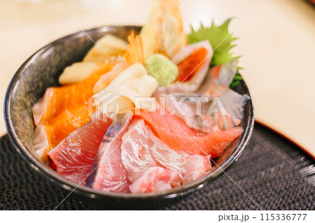 新鮮な海鮮丼 新鮮な海鮮丼 115336777