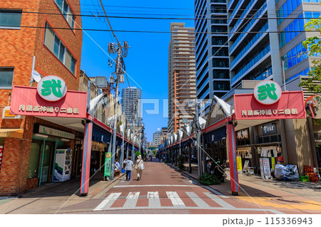 東京　中央区　月島もんじゃストリート 115336943