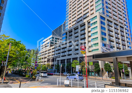 東京　中央区　月島駅前の都市風景 115336982