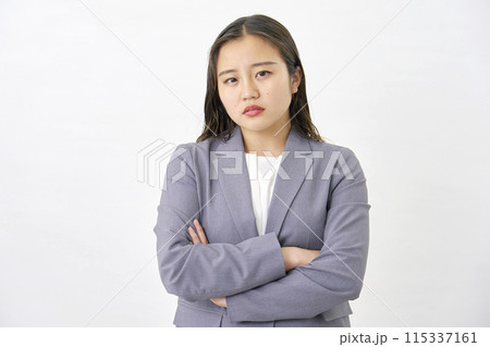 怒る若いビジネスウーマン　白背景 115337161