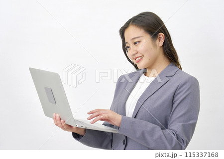 ノートパソコンを使う若いビジネスウーマン 白背景 ノートパソコンを使う若いビジネスウーマン 白背景 115337168