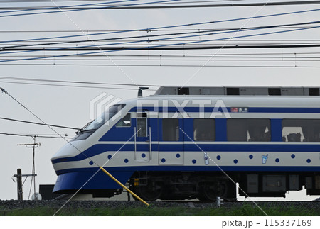 疾走する青い水玉模様にラッピングされた東武両毛特急 115337169