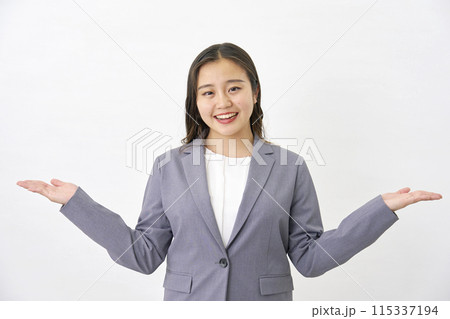 手のひらで左右を指す若いビジネスウーマン　白背景 115337194