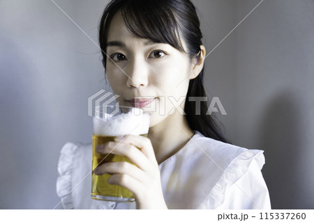 ビールを飲む女性 ビールを飲む女性 115337260